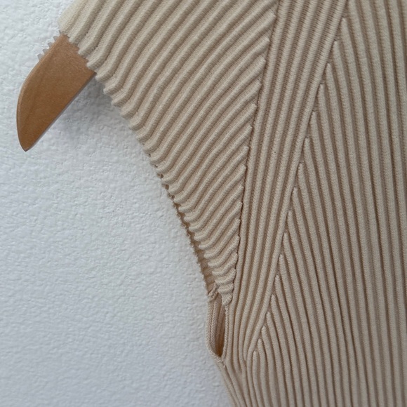 ALO Yoga Cream Ribbed Zip-Up Crop Top - Picture 4 of 7